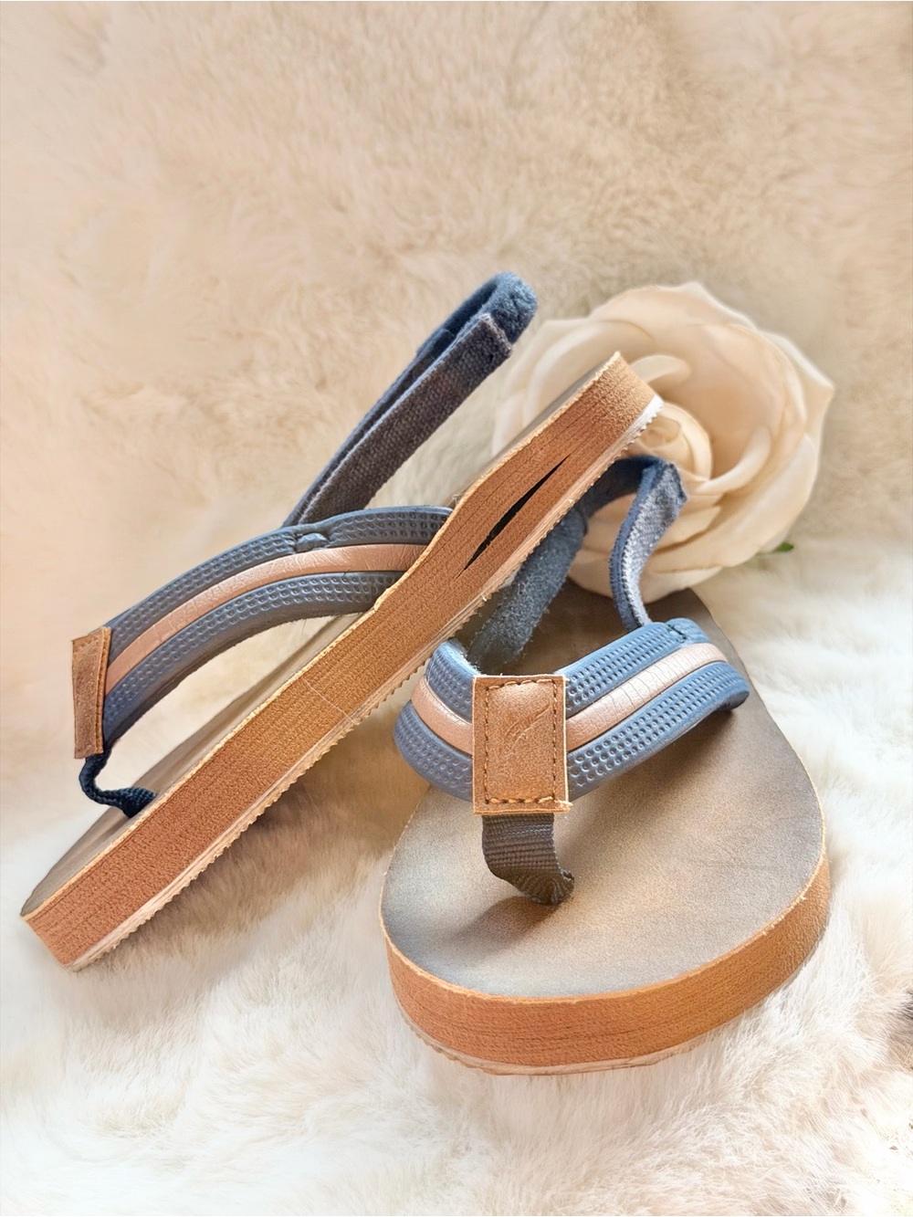 New with tags kids TOMMY BAHAMA flip flop with strap Navy and Tan SZ 8-9
